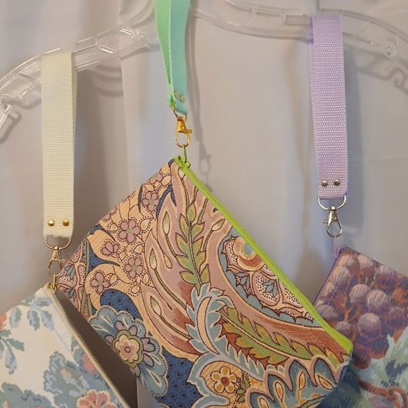 New Zippy Hanging Canvas Wristlet Clutch Pouch Make-up Bags Floral Grapes Pastel - Picture 3 of 16